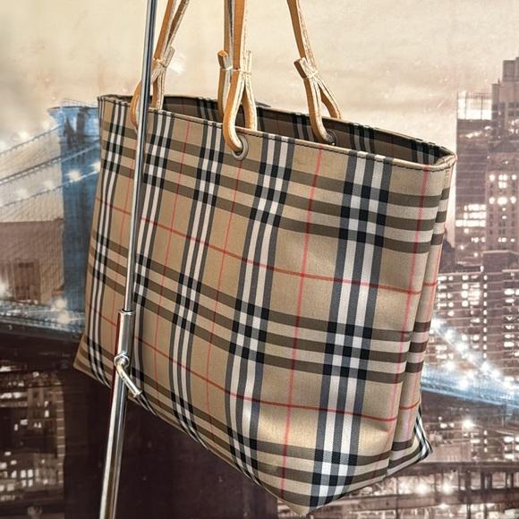 Burberry tote bag ๐ผ and cosmetic pouch ๐ in good condition beautiful clean. - Picture 4 of 16